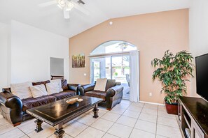 Smart TV, fireplace, DVD player - Peaceful, dog-friendly home with private pool, attached spa & patio (Palm Desert)