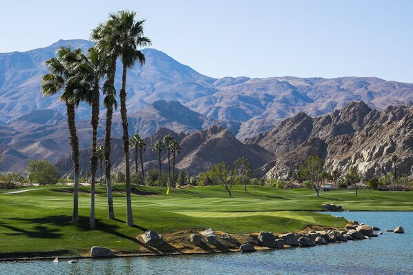 Golf - Mountain view condo blocks from downtown with pool, tennis & pickleball (Palm Springs)