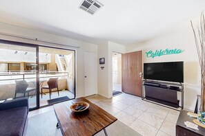 Smart TV - Mountain view condo blocks from downtown with pool, tennis & pickleball (Palm Springs)