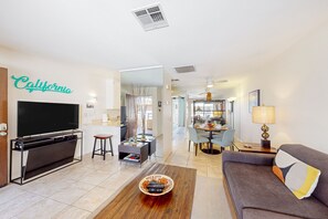 Smart TV - Mountain view condo blocks from downtown with pool, tennis & pickleball (Palm Springs)