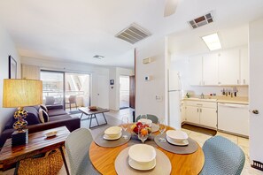 Dining - Mountain view condo blocks from downtown with pool, tennis & pickleball (Palm Springs)