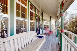 Terrace/patio - Dog-friendly downtown home with patio, grill, fireplace, gym equipment, & W/D (Flagstaff)