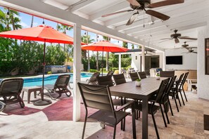Outdoor dining - Spacious vacation rental with a private pool, a hot tub & AC (Scottsdale)