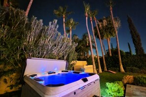 Outdoor spa tub - Spacious vacation rental with a private pool, a hot tub & AC (Scottsdale)