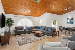 Smart TV, computer monitors - Spacious vacation rental with a private pool, a hot tub & AC (Scottsdale)