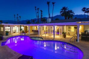 A heated pool - Relax at this remodeled home & casita w/ private pool & spa - 2 dogs OK (Palm Springs)