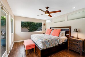 4 bedrooms, desk, iron/ironing board, free WiFi - Relax at this remodeled home & casita w/ private pool & spa - 2 dogs OK (Palm Springs)