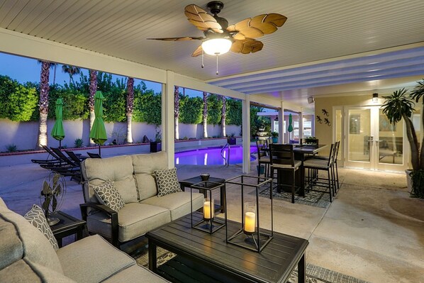 Outdoor dining - Relax at this remodeled home & casita w/ private pool & spa - 2 dogs OK (Palm Springs)