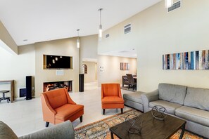 Smart TV, fireplace, DVD player - Relax at this remodeled home & casita w/ private pool & spa - 2 dogs OK (Palm Springs)