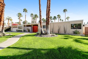 Property grounds - Relax at this remodeled home & casita w/ private pool & spa - 2 dogs OK (Palm Springs)