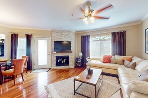 Smart TV - Breezy Desert Retreat Upscale N. Scottsdale Condo with Community Amenities (Scottsdale)