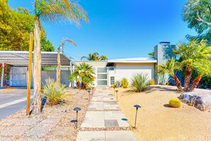 Property grounds - Entertain at this dog-friendly home w/ pool & hot tub, blocks from downtown (Palm Springs)