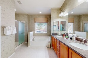 Douche, séchoir à cheveux, serviettes fournies