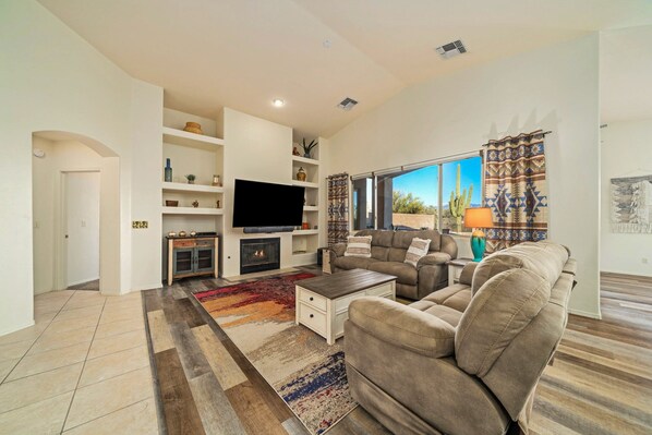 Smart TV, offices, printers - Remodeled modern beauty backs to open desert with mountain views & home theatre (Marana)