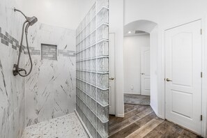 Een douche, een haardroger, handdoeken