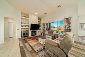 Smart TV, offices, printers - Remodeled modern beauty backs to open desert with mountain views & home theatre (Marana)
