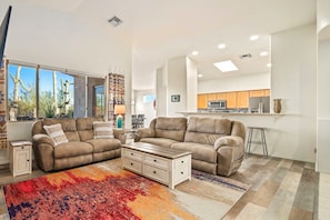 Smart TV, offices, printers - Remodeled modern beauty backs to open desert with mountain views & home theatre (Marana)