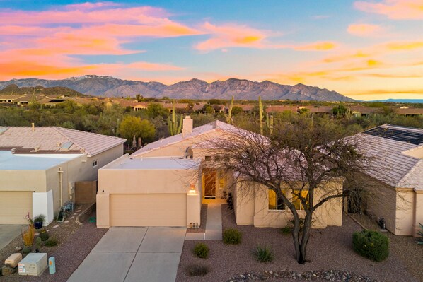 Exterior - Remodeled modern beauty backs to open desert with mountain views & home theatre (Marana)
