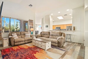 Smart TV, offices, printers - Remodeled modern beauty backs to open desert with mountain views & home theatre (Marana)