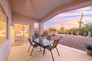 Outdoor dining - Remodeled modern beauty backs to open desert with mountain views & home theatre (Marana)