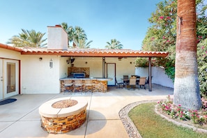 Outdoor dining - Gorgeous Palm Desert Oasis with Backyard Paradise, Pool, Spa & Private Casita (Palm Desert)