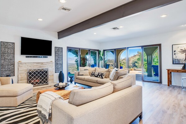 Smart TV, fireplace, stereo - Mountain-view retreat with amazing views of Palm Desert city lights & pool (Palm Desert)