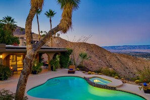 A heated pool - Mountain-view retreat with amazing views of Palm Desert city lights & pool (Palm Desert)