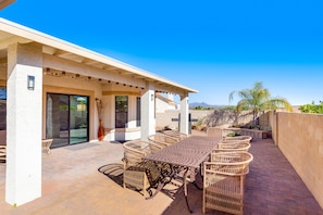 Outdoor dining - Spacious home with mountain views, grill, central air-conditioning, & free WiFi (Oro Valley)