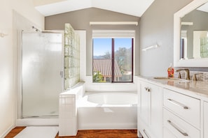 Shower, hair dryer, towels - Spacious home with mountain views, grill, central air-conditioning, & free WiFi (Oro Valley)