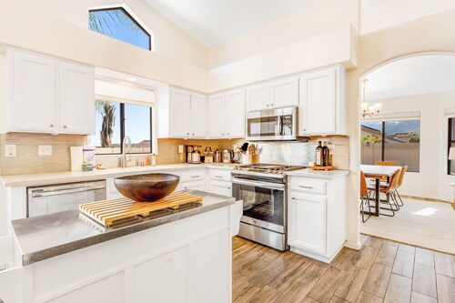 Spacious home with mountain views, grill, central air-conditioning, & free WiFi