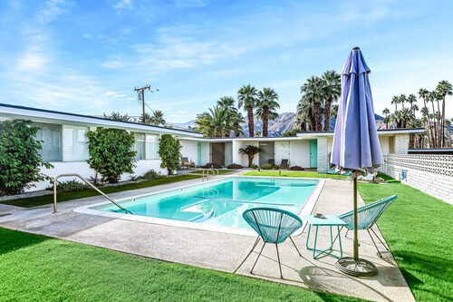 Stylish Dual-Suite Gem w/ Patio, Shared Pool, AC, Internet - 1 Block to El Paseo