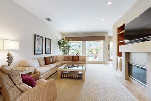 Smart TV, fireplace, DVD player, books - PGA west home with pool, gas grill spa and washer/dryer (La Quinta)