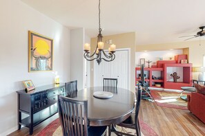 Dining - Sunny, dog-friendly condo with a heated pool, gym, grilling area, & golf nearby (Oro Valley)