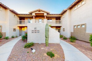 Exterior - Sunny, dog-friendly condo with a heated pool, gym, grilling area, & golf nearby (Oro Valley)