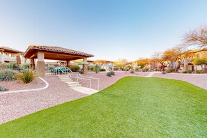 Property grounds - Sunny, dog-friendly condo with a heated pool, gym, grilling area, & golf nearby (Oro Valley)
