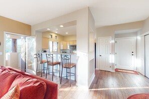 Interior - Sunny, dog-friendly condo with a heated pool, gym, grilling area, & golf nearby (Oro Valley)