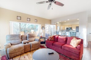 Living area - Sunny, dog-friendly condo with a heated pool, gym, grilling area, & golf nearby (Oro Valley)