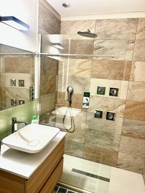 Shower, hair dryer, bidet, towels - Elegant & Modern Loft in Torino, Regio Parco (Torino)