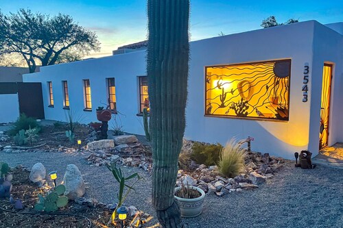 Dog-friendly desert oasis with private hot tub in Tucson's mid-town