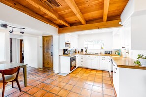 Fridge, microwave, oven, stovetop - Dog-friendly desert oasis with private hot tub in Tucson's mid-town (Tucson)