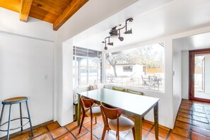 Dining - Dog-friendly desert oasis with private hot tub in Tucson's mid-town (Tucson)