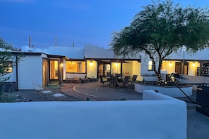 Outdoor dining - Dog-friendly desert oasis with private hot tub in Tucson's mid-town (Tucson)