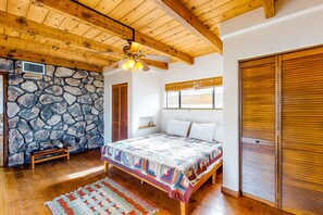 3 bedrooms, desk, free WiFi, bed sheets - Dog-friendly desert oasis with private hot tub in Tucson's mid-town (Tucson)