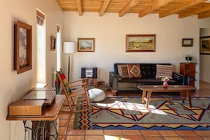 Smart TV - Dog-friendly desert oasis with private hot tub in Tucson's mid-town (Tucson)