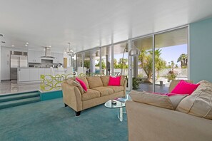 Smart TV, fireplace - Modern Home w/Gorgeous Backyard, Pool, Hot Tub & Mountain Views - Dogs ok (Palm Desert)