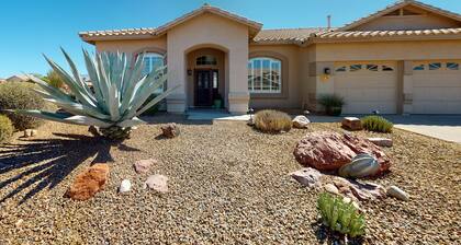 Wonderful desert retreat near hiking with private pool, fast WiFi & gas grill