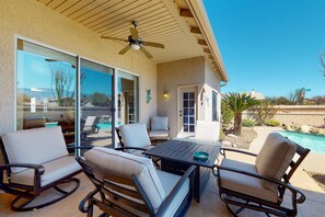 Outdoor dining - Wonderful desert retreat near hiking with private pool, fast WiFi & gas grill (Oro Valley)