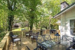 Outdoor dining - Boone Dual-Suite Home | 2 Kitchens | Sleeps 10–12 (Boone)