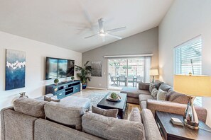 Smart TV, books - Relaxing desert retreat with golf, gas grill, and pool (Indio)