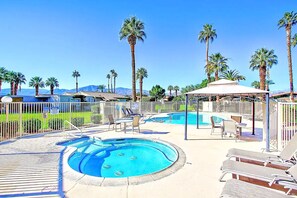 A heated pool - Relaxing desert retreat with golf, gas grill, and pool (Indio)